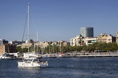 Cruzeiro de catamarã com música ao vivo e vermute em Barcelona